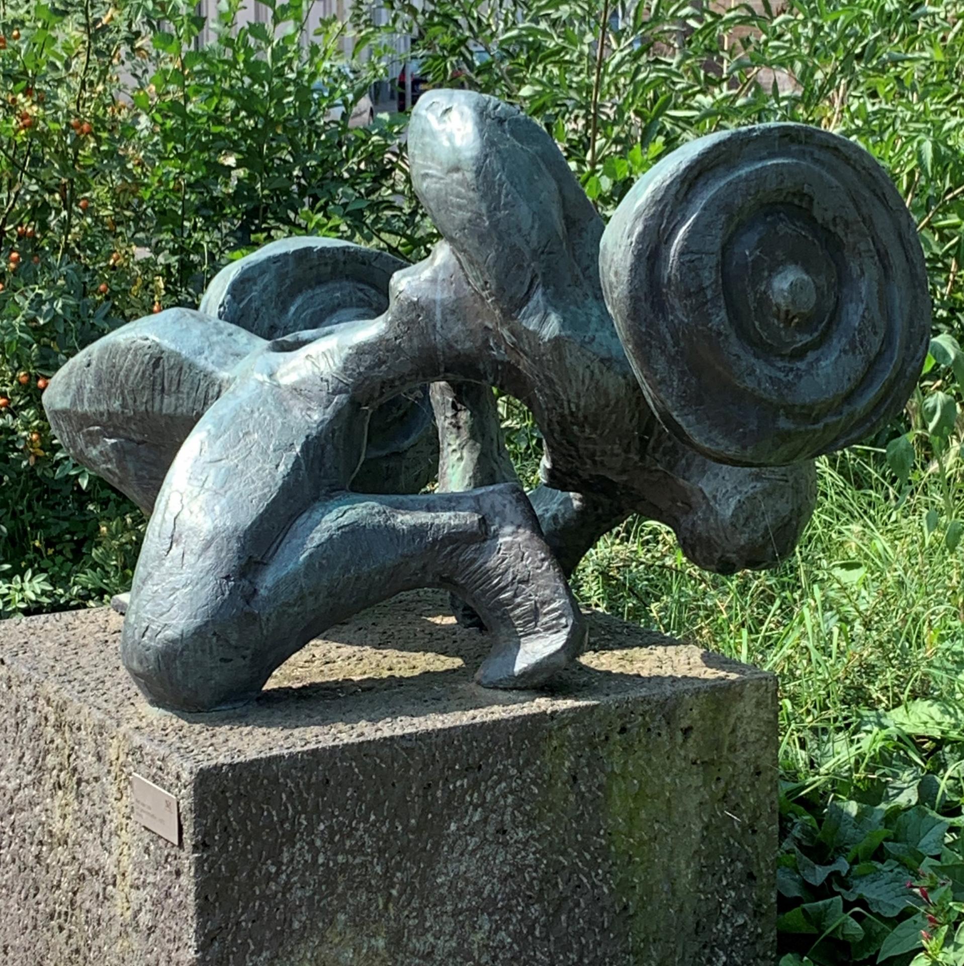foto van bronzen beeld de Gewichtheffer van Nel van Lith