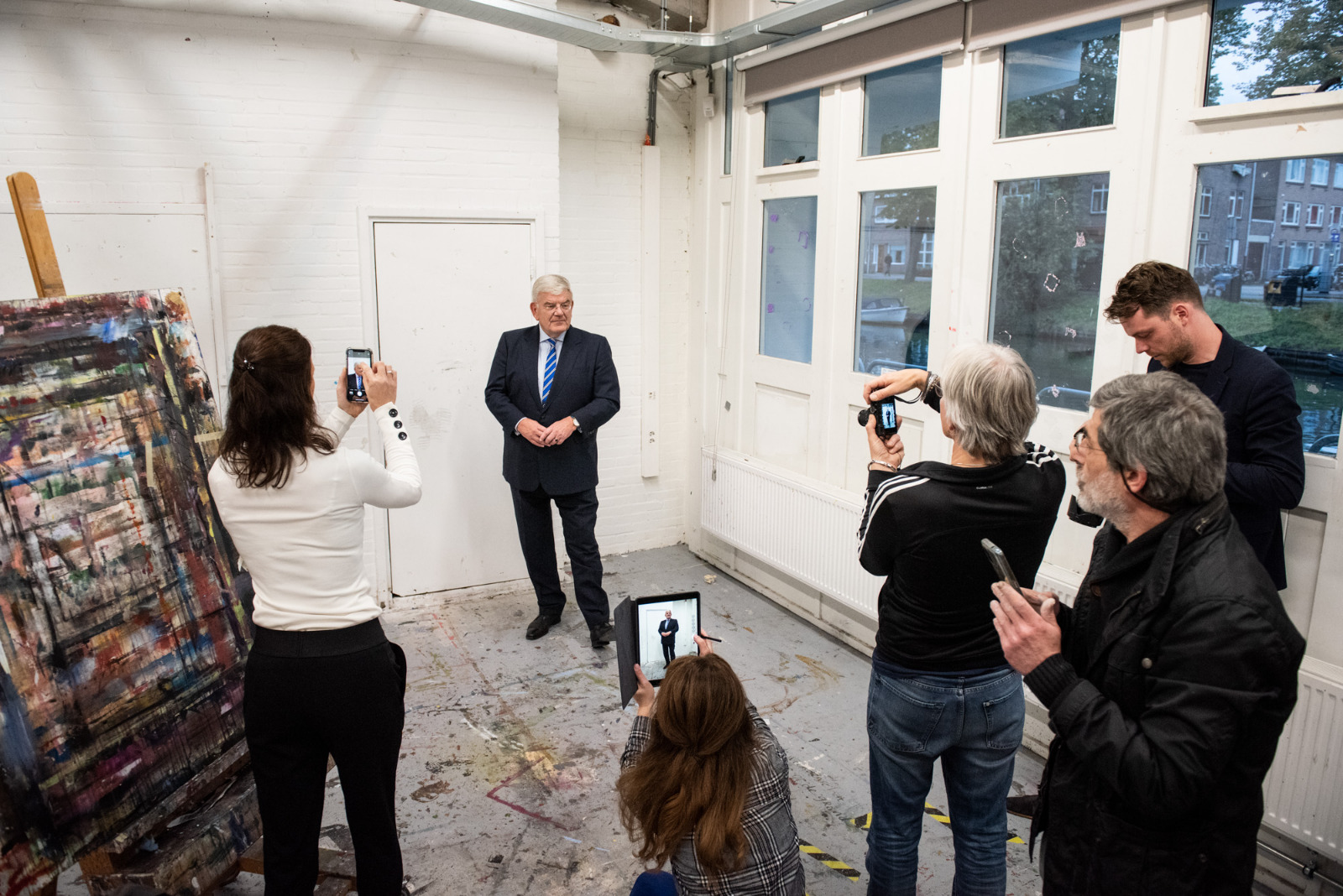 oud-burgemeester van Utrecht Jan van Zanen poseert voor kunstenaars