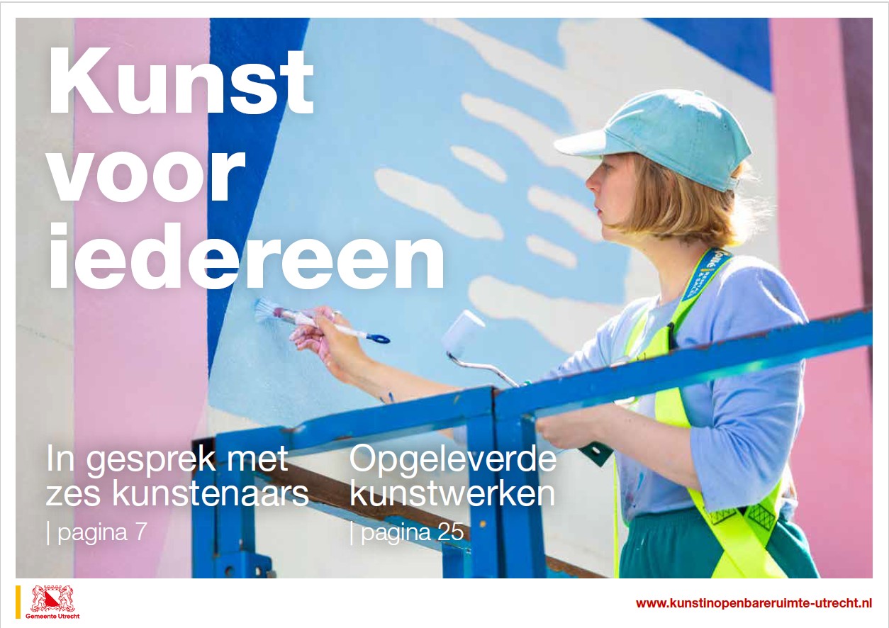 vrouw maakt een muurschildering