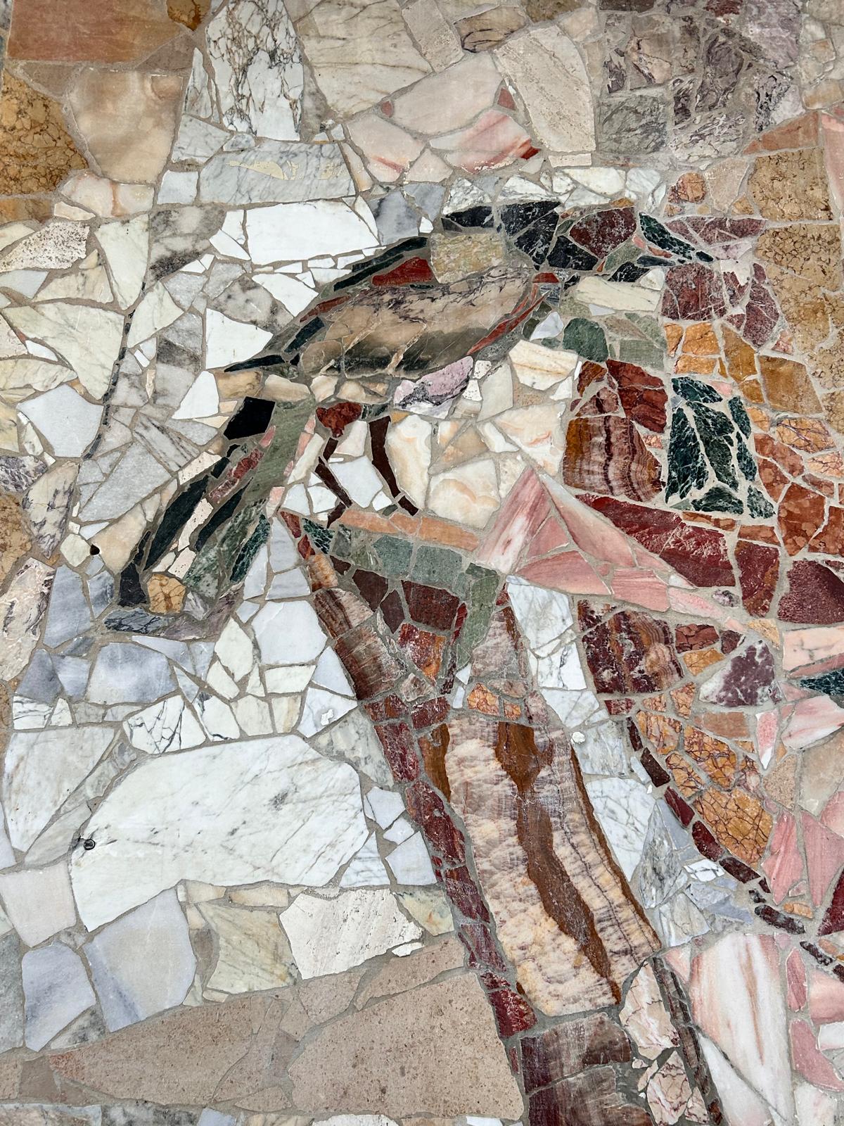 detail van een vogel in mozaiek steentjes uitgevoerd