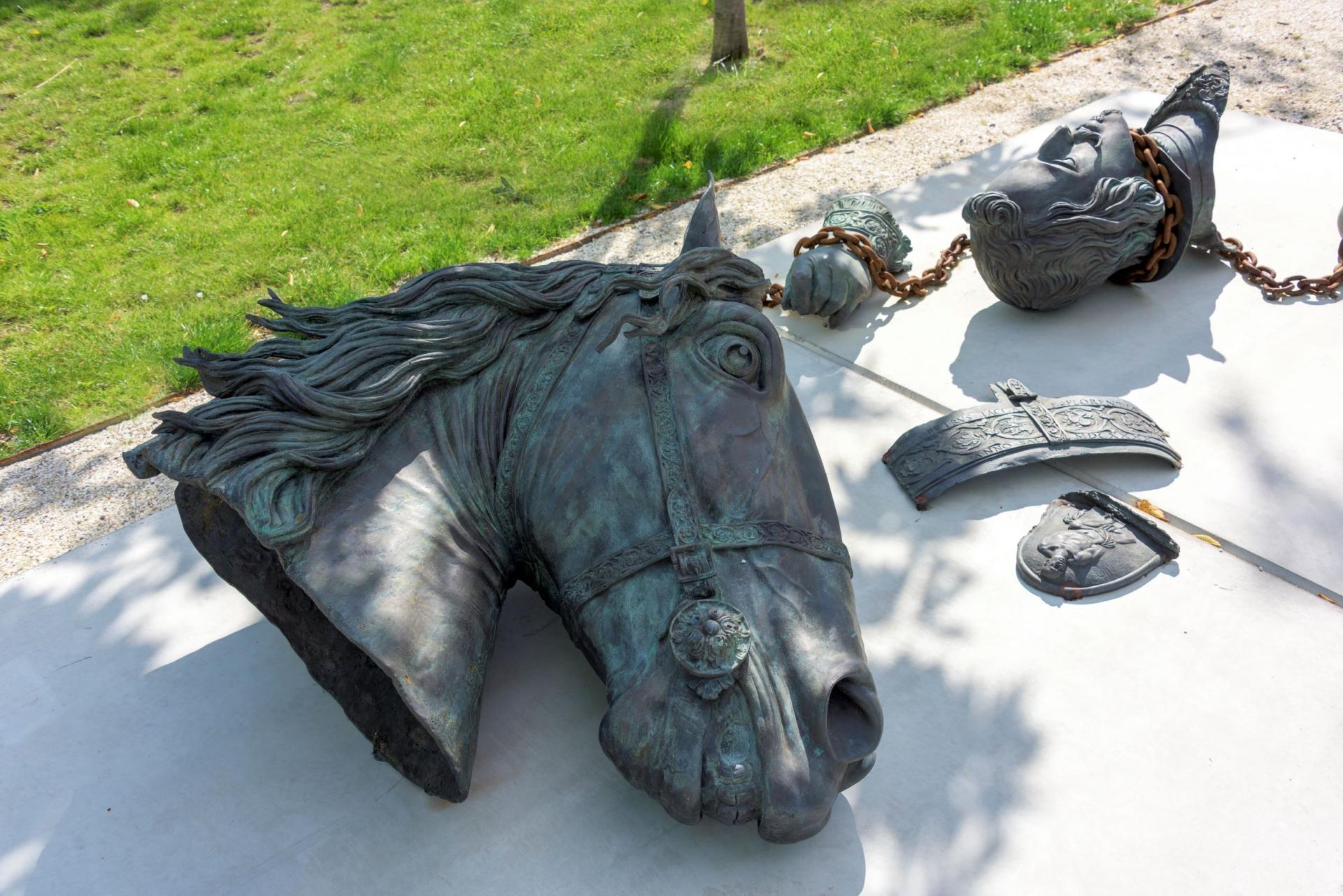 bronzen beeld van gevallen paard en ruiter